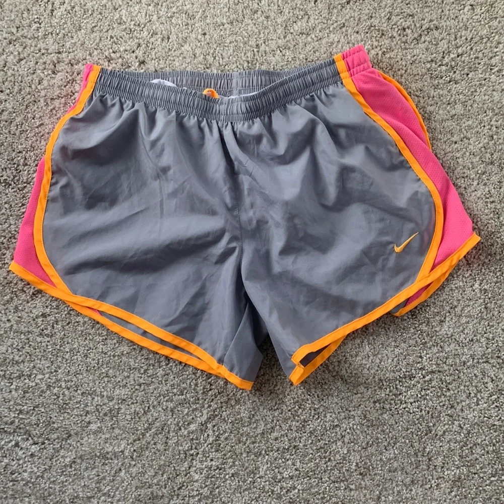 Girls Nike shorts - Picture 1 of 2